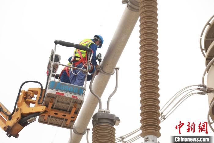 圖為國網(wǎng)青海超高壓公司變電檢修人員正在開展設備檢修工作。　朱毅然 攝