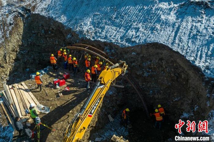 西成高鐵紅原2號隧道出口工人師傅正在進行導向墻、管棚施工作業(yè)。　劉忠俊 攝