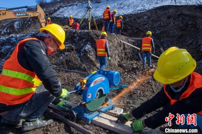 西成高鐵紅原2號隧道出口忙碌的工人師傅?！⒅铱?攝