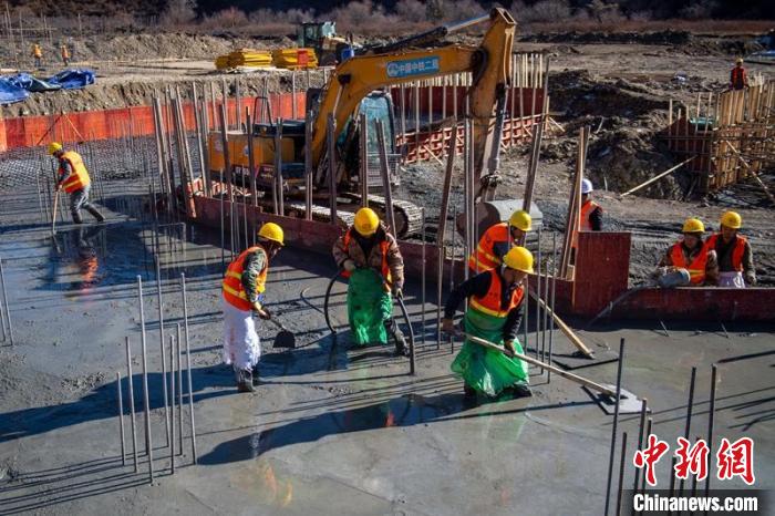 川主寺鎮(zhèn)牧場村西成高鐵1號拌合站工人師傅正在進(jìn)行駐地、拌合站澆筑施工作業(yè)?！⒅铱?攝