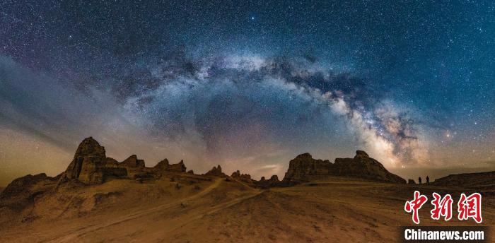 資料圖為冷湖賽什騰山天文臺址的星空?！±浜I(yè)園區(qū)供圖