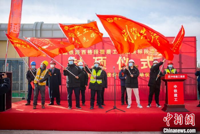 圖為封頂儀式現(xiàn)場?！『茽柾?攝