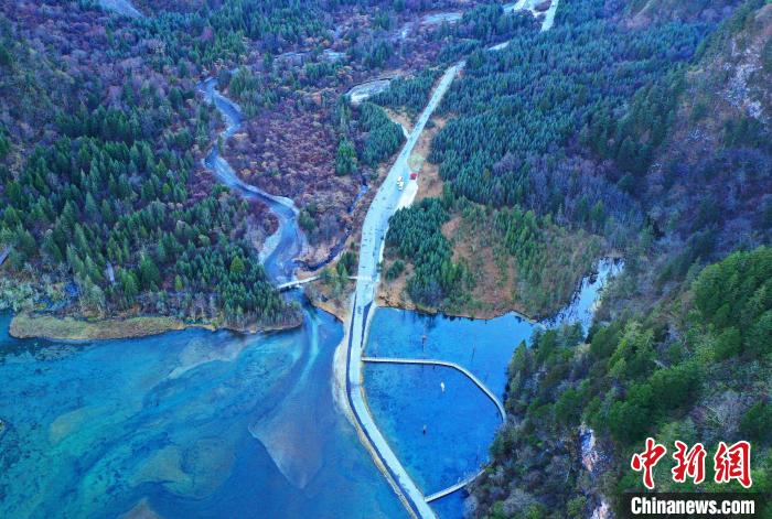 畢棚溝景區(qū)風光?！“苍?攝