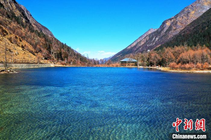 畢棚溝景區(qū)風光?！“苍?攝