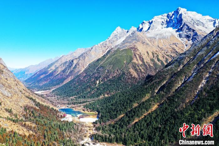 畢棚溝景區(qū)風光?！“苍?攝