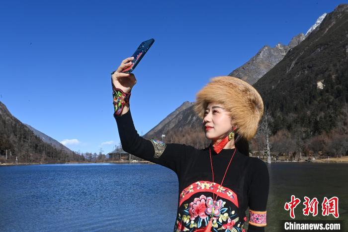 游人在畢棚溝景區(qū)拍照留念?！“苍?攝