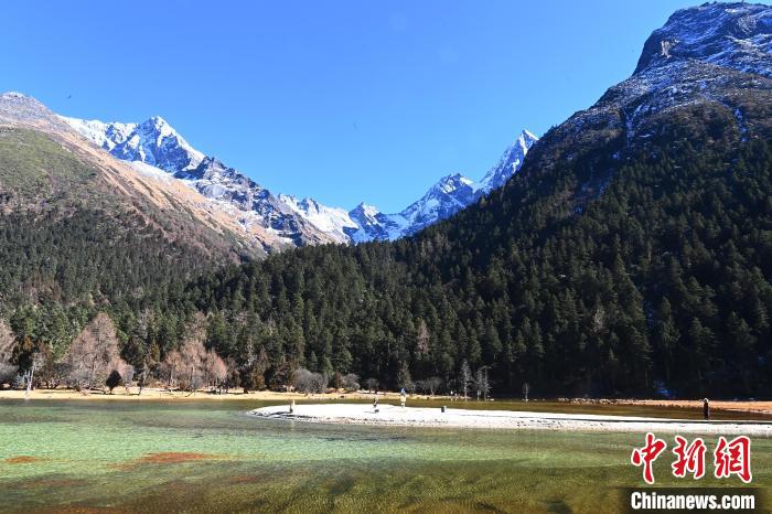 畢棚溝景區(qū)風光?！“苍?攝