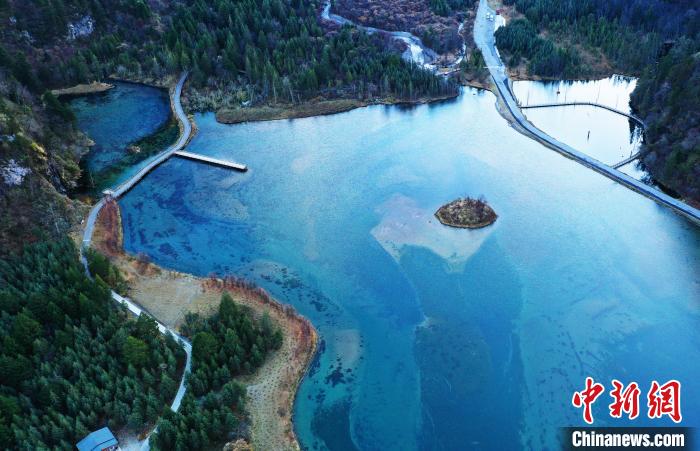 畢棚溝景區(qū)風光?！“苍?攝