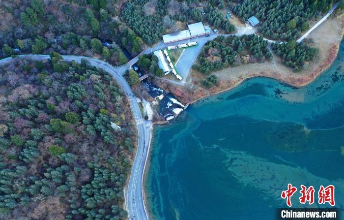 畢棚溝景區(qū)風光?！“苍?攝