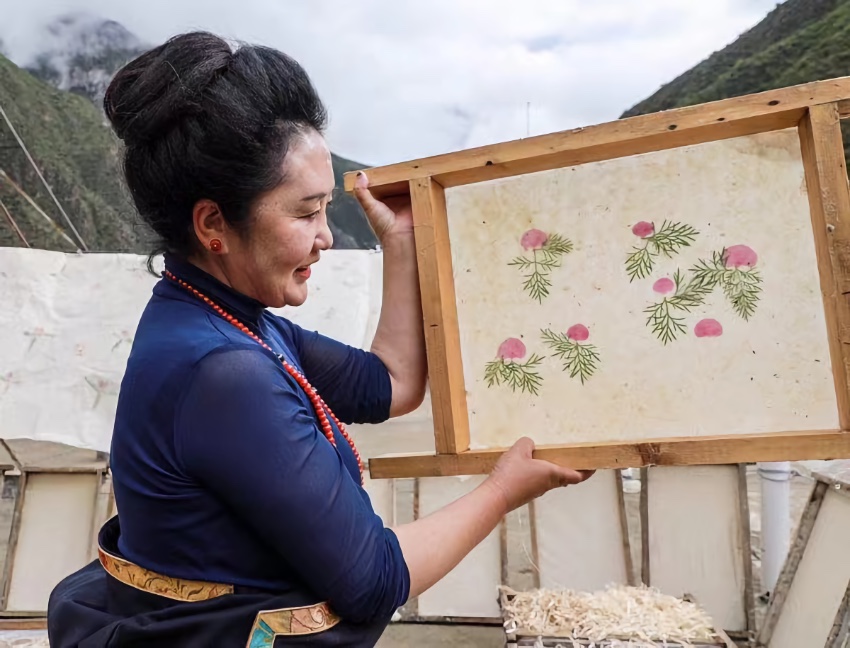 充巴傳統(tǒng)藏紙。德格縣融媒體中心供圖