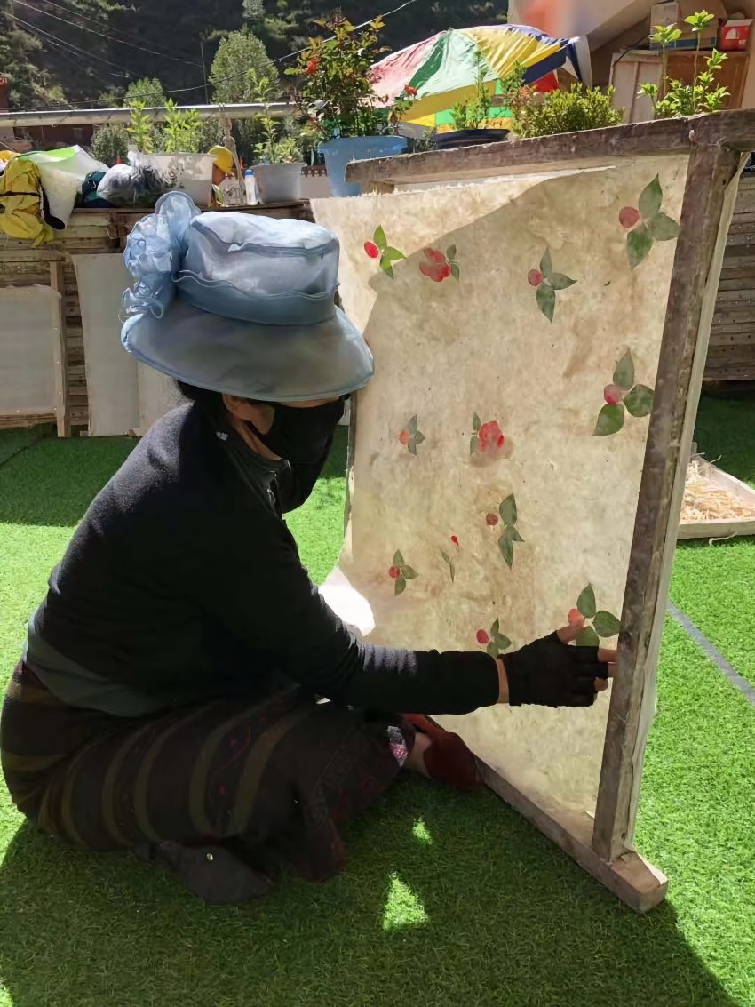 充巴傳統(tǒng)藏紙。德格縣融媒體中心供圖