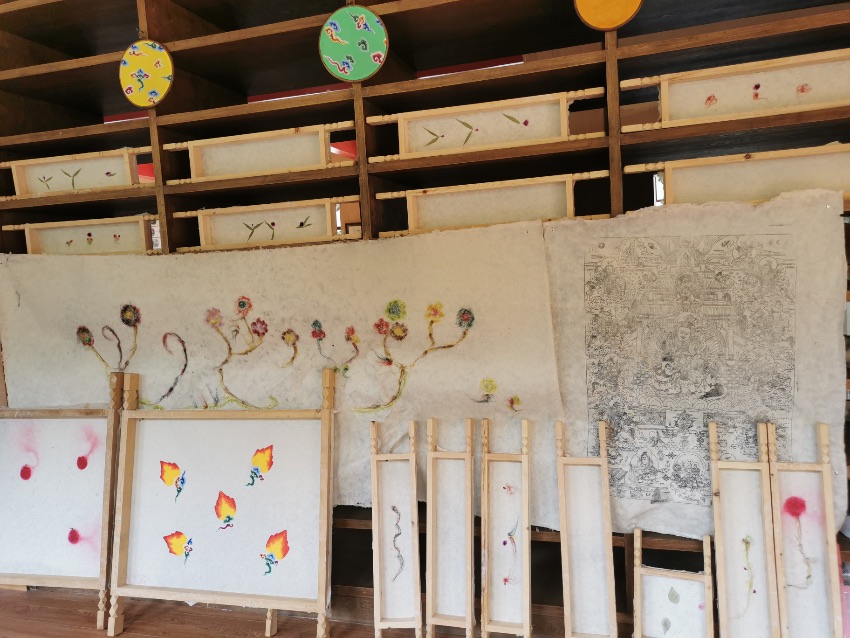 充巴傳統(tǒng)藏紙。德格縣融媒體中心供圖