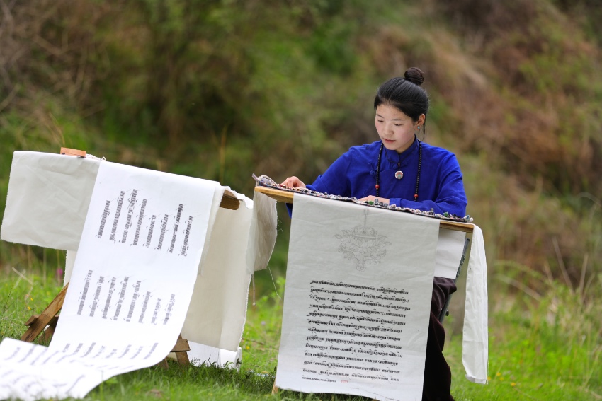 藏文書(shū)法。德格縣融媒體中心供圖