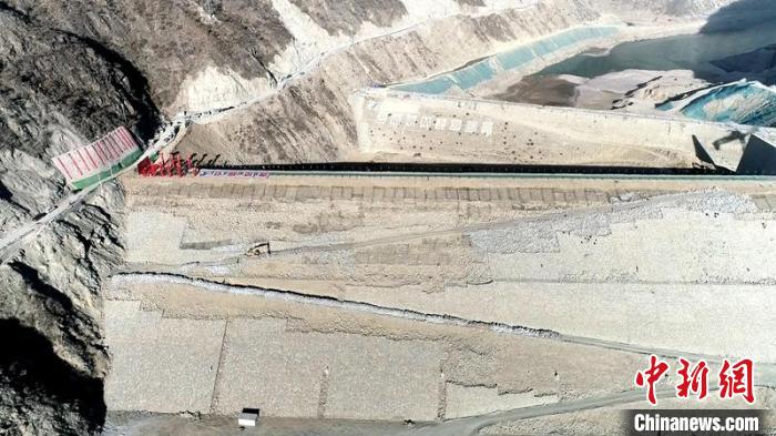 航拍巴塘水電站大壩?！≈袊?guó)安能第三工程局供圖