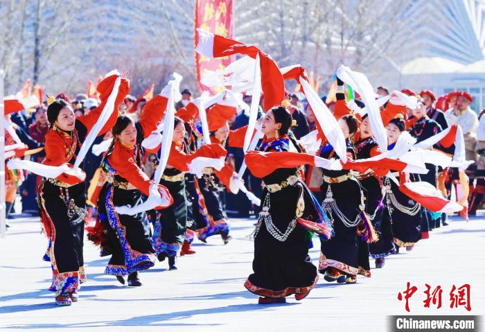 圖為玉樹群眾在廣場內載歌載舞?！●R銘言 攝