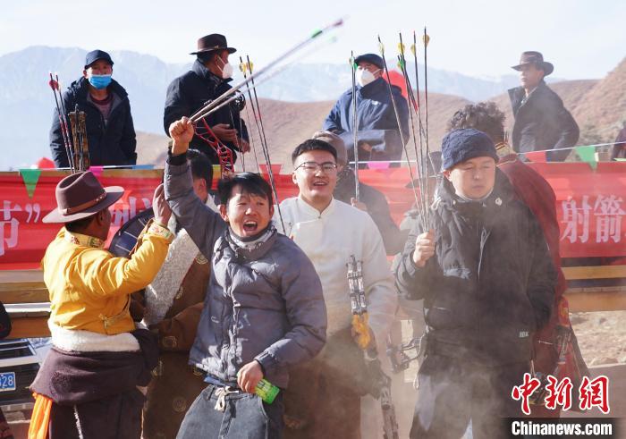 圖為藏族民眾跺腳歡呼慶祝弓箭手射中靶心?！●R銘言 攝