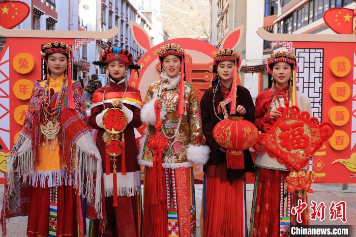 丹巴美女送祝福，迎新年?！±钣腊?攝