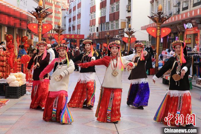 丹巴女孩在街頭跳起歡快歌舞迎接新年到來?！〖o 攝