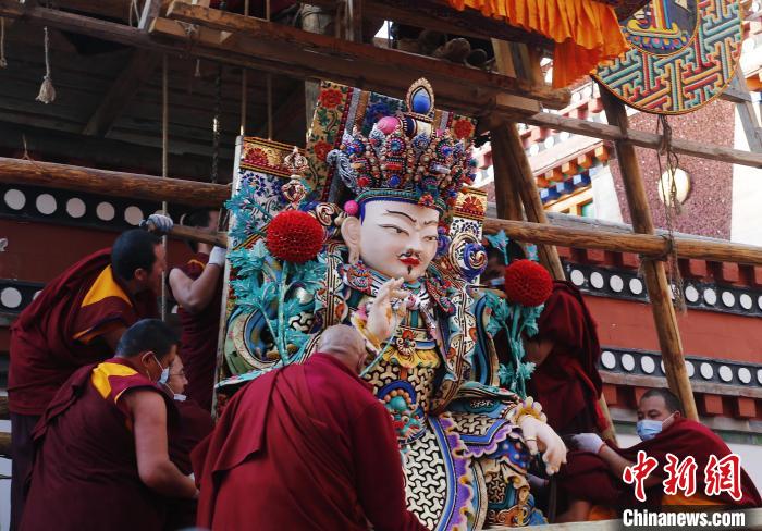 圖為塔爾寺僧人為酥油花搭架子?！●R銘言 攝