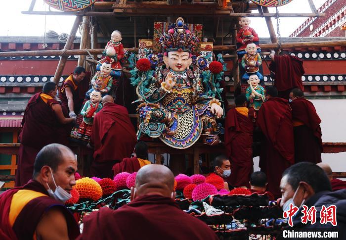 圖為塔爾寺僧人為酥油花搭架子。　馬銘言 攝