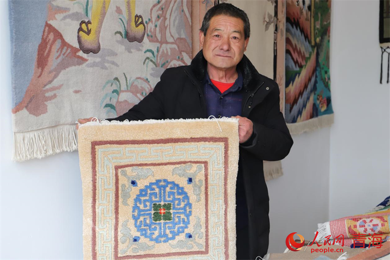 楊永良展示作品。人民網(wǎng) 況玉攝