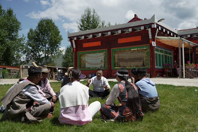 趙奎深入爐霍縣鄉(xiāng)村與藏族群眾開展座談。爐霍縣自然資源局供圖