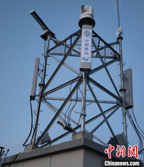 資料圖為建在龍羊峽湖區(qū)內(nèi)的5G基站。　青海移動海南分公司供圖