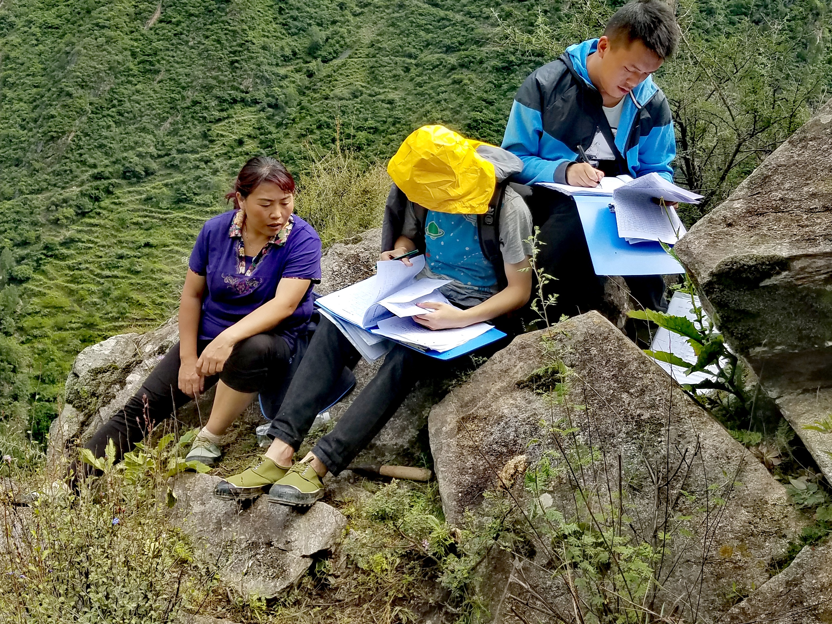 　2022年，余德春(左)協(xié)助排查震后地質(zhì)災(zāi)害隱患點(diǎn)。(圖為余德春提供)