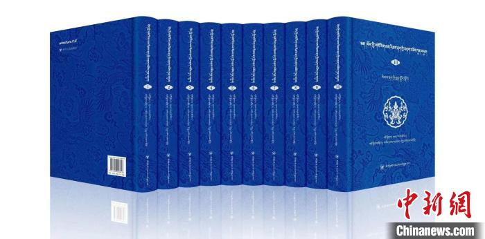 圖為青海果洛州藏醫(yī)專家桑德才讓擔(dān)任主編的《藏醫(yī)傳染性疾病文獻集成》。　受訪者 供圖