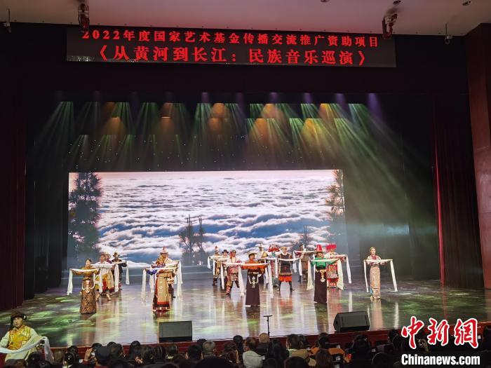 圖為演出現(xiàn)場?！∨擞隄?攝