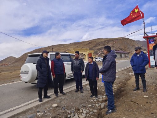 領(lǐng)隊(duì)張力帆（左一）帶隊(duì)實(shí)地調(diào)研援建項(xiàng)目推進(jìn)情況。成都高新區(qū)（簡陽市）第六批對口支援工作隊(duì)供圖