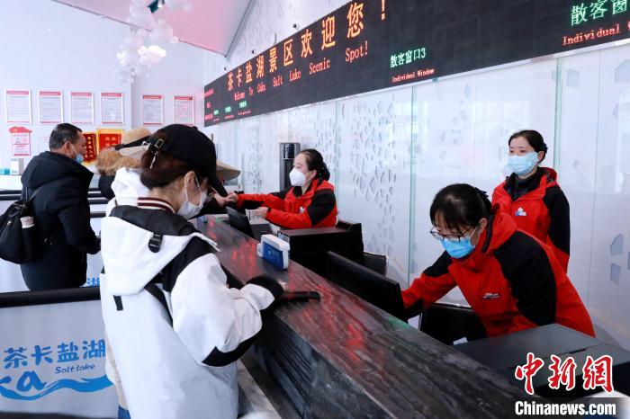 圖為茶卡鹽湖景區(qū)開園迎客。　王生榮 攝