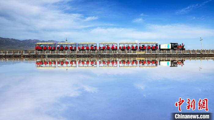 圖為茶卡鹽湖上的小火車。(資料圖) 王生榮 攝