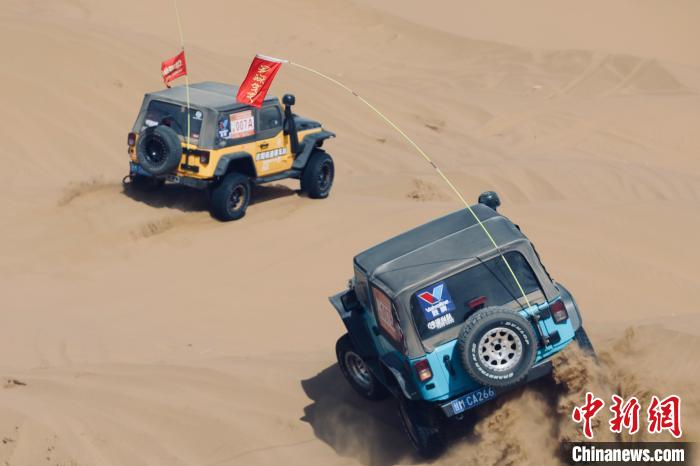圖為高原沙漠機車越野挑戰(zhàn)賽現(xiàn)場?！≠F南縣委宣傳部供圖