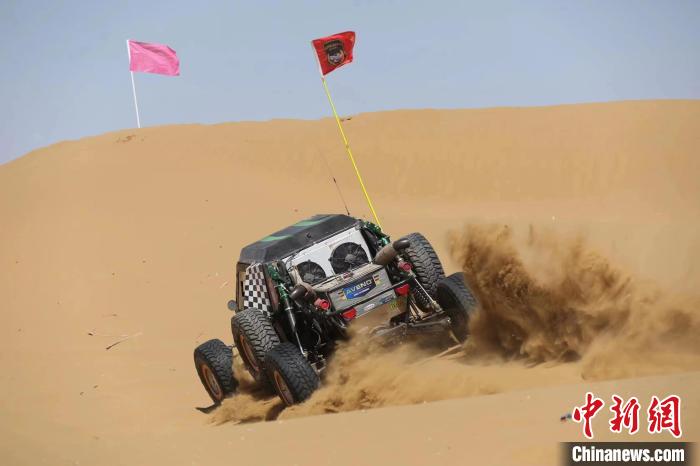 圖為高原沙漠機車越野挑戰(zhàn)賽現(xiàn)場?！≠F南縣委宣傳部供圖