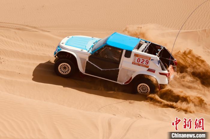 圖為高原沙漠機車越野挑戰(zhàn)賽現(xiàn)場?！≠F南縣委宣傳部供圖