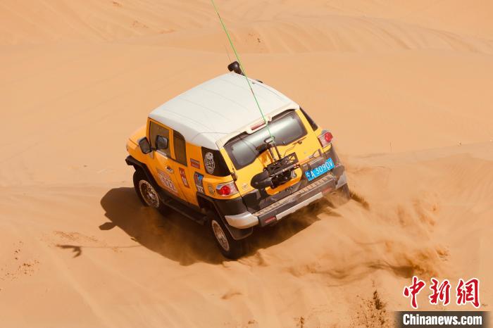 圖為高原沙漠機車越野挑戰(zhàn)賽現(xiàn)場?！≠F南縣委宣傳部供圖