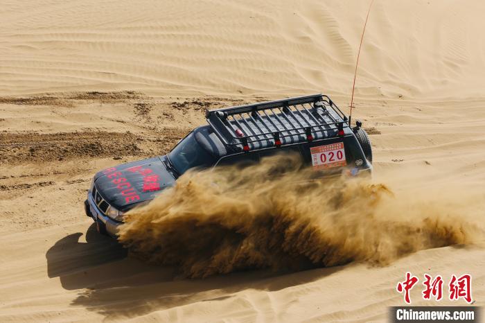 圖為高原沙漠機車越野挑戰(zhàn)賽現(xiàn)場?！≠F南縣委宣傳部供圖