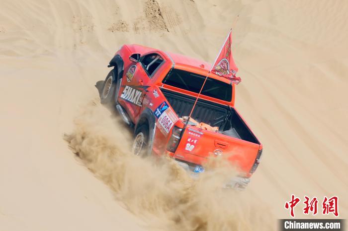圖為高原沙漠機車越野挑戰(zhàn)賽現(xiàn)場。　貴南縣委宣傳部供圖