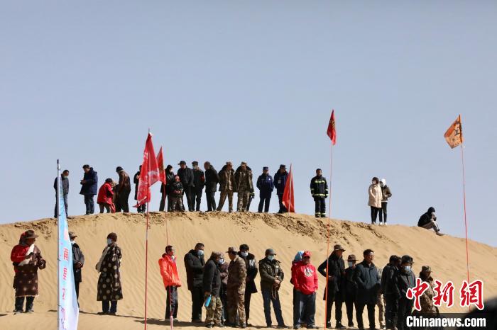 圖為來自各地的觀眾觀看比賽。　貴南縣委宣傳部供圖