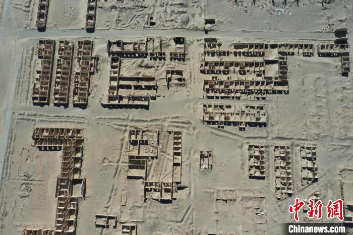 航拍青海省海西蒙古族藏族自治州茫崖市冷湖石油工業(yè)遺址保護(hù)區(qū)。　馬銘言 攝