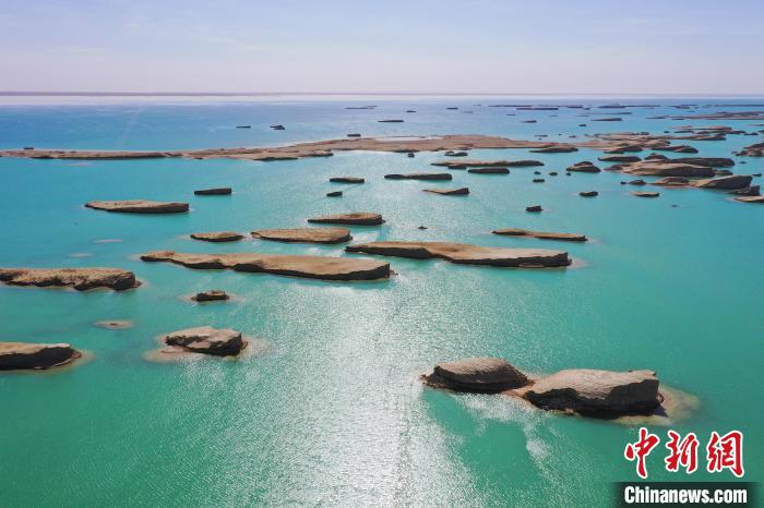 航拍青海大柴旦烏素特水上雅丹奇特景觀?！●R銘言 攝