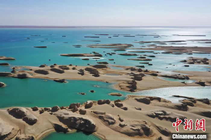 航拍青海大柴旦烏素特水上雅丹奇特景觀?！●R銘言 攝