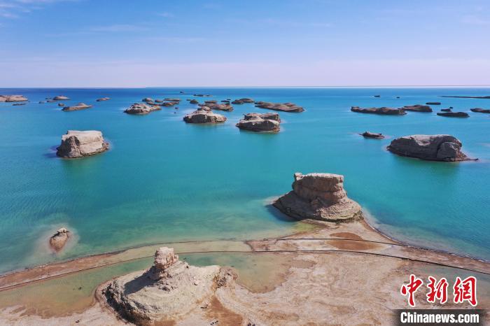 航拍青海大柴旦烏素特水上雅丹奇特景觀。　馬銘言 攝