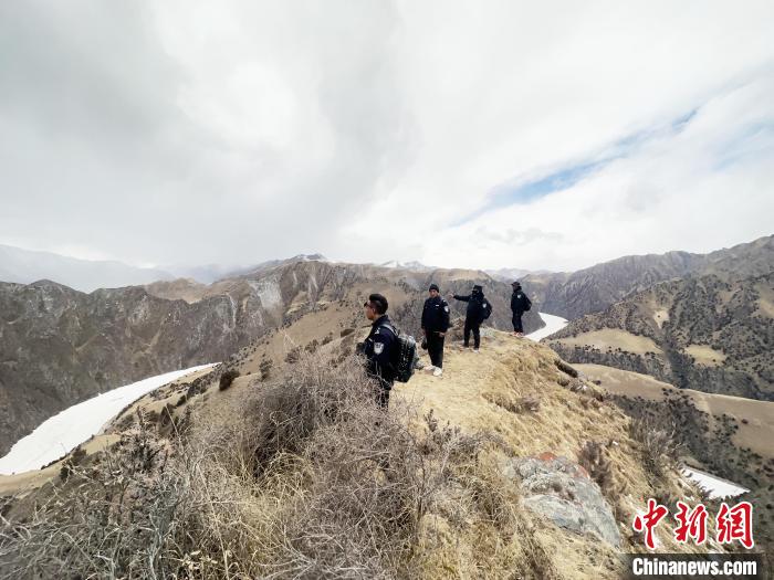 圖為曲麻萊縣崗當(dāng)村的生態(tài)管護人員開展巡護?！《“瓦_杰 攝