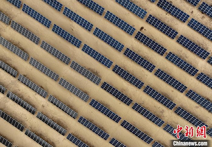 圖為航拍青海省海南藏族自治州共和縣塔拉灘光伏產(chǎn)業(yè)園?！∑钤鲚?攝