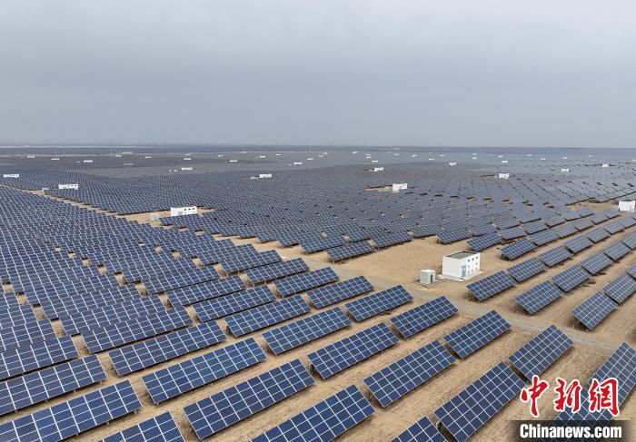 圖為航拍青海省海南藏族自治州共和縣塔拉灘光伏產(chǎn)業(yè)園?！∑钤鲚?攝