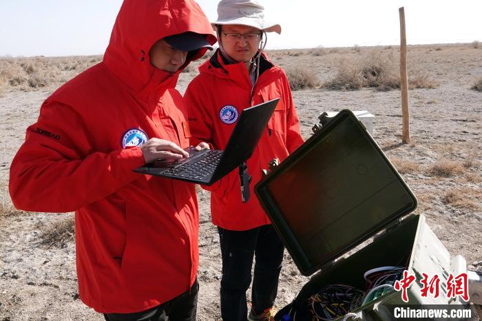 格爾木草地站，青藏科考隊(duì)員采集觀測(cè)數(shù)據(jù)?！?lt;a target='_blank' href='/'><p  align=
