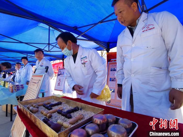 圖為青海省循化縣的國家級非遺項目尤闕療法的器械展示?！?zhí)砀?攝