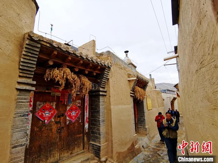 圖為古堡內(nèi)相互貫通的巷道?！?zhí)砀?攝